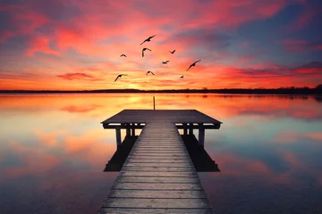 Fototapete Orange romantischer Steg am See zum Sonnenuntergang