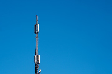 Obraz premium Mobile radio mast in front of blue sky