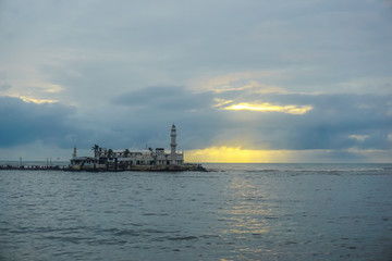 Obraz premium Masjid Haji Ali at sunset. Mumbai, India