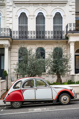 Fototapeta na wymiar Beautiful house and vintage car in Notting Hill, London