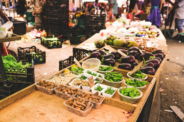 vente de fruits et légumes au marché forain de saint-pierre, île de la réunion, ravine blanche