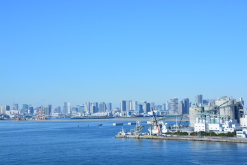 Fototapeta na wymiar 冬の青空と東京ゲートブリッジ