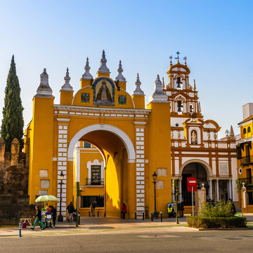 Porte et basilique de la Macarena &agrave; S&eacute;ville en Andalousie, Espagne