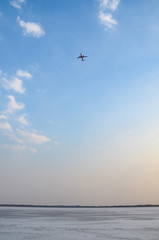 Fototapeta na wymiar 雪原の上わ飛ぶ旅客機