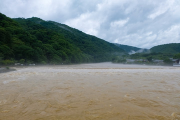 嵐山 増水した桂川