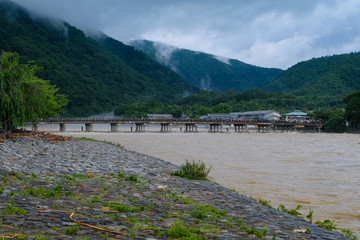 嵐山 渡月橋と増水した桂川