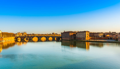Fototapeta na wymiar La Garonne et le Pont Neuf à Toulouse en Haute-Garonne, en Occitanie, France