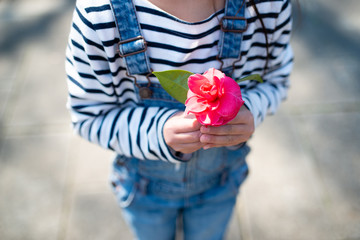 赤い花を持った子供
