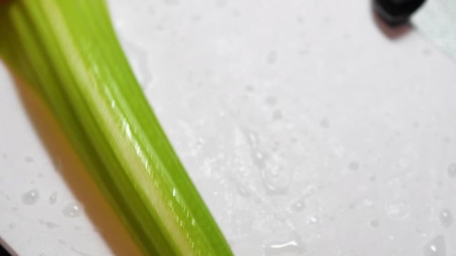 セロリの筋を取る