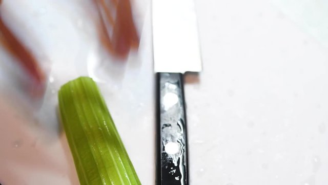 セロリを切る