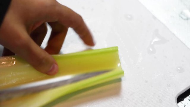 セロリを切る