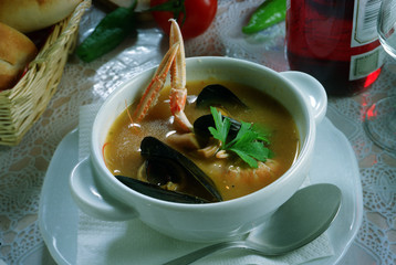 Un tazón con sopa de marisco.