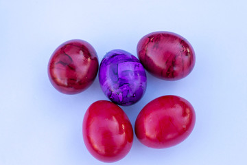 rote und lila Ostereier