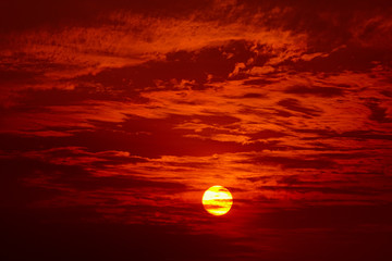 Obraz premium Big sun, Sunset sky background