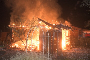 Brennende Gartenlaube
