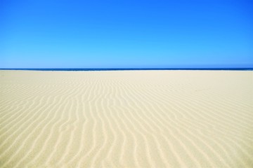 青空と海と砂浜