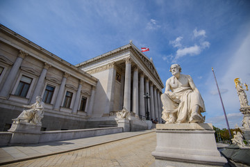 Obraz premium Austrian parliament building with Athena statue on the front in Vienna on the sunrise