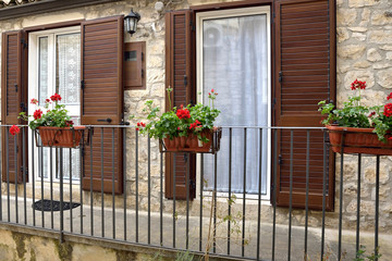 Terrazza fiorita con sedie e tavolo