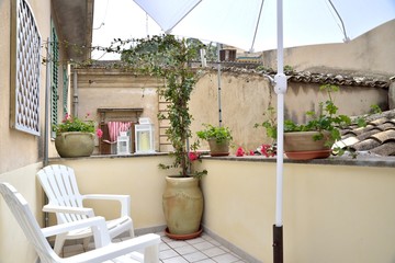 Terrazza fiorita con sedie e tavolo