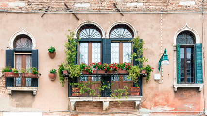 Fototapeta na wymiar facade of an old house with a balcony in Venice