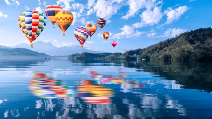 Deurstickers Kleurrijke heteluchtballon vliegt over het prachtige landschap van Sun Moon Lake 1 © npstockphoto