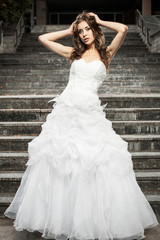 Obraz premium Portrait of a bride in a wedding dress. On the street.