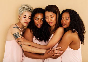 Obraz premium Diverse group of women in casuals standing together with eyes closed