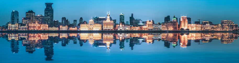 Obraz premium Night View of Bund Architecture in Shanghai..