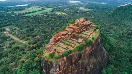 Sigiriya Lion& 39 s Rock of Fortress mitten im Wald auf der Insel Sri Lanka © Олег Радчук