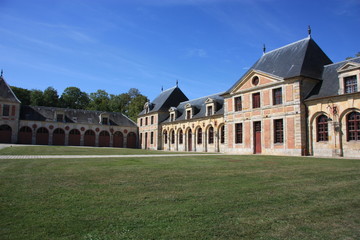 Fototapeta na wymiar Parc et château en île de France 