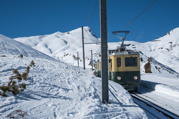 Fototapeta na wymiar Zug in der Jungfrau Region
