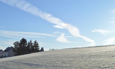 Winter, blauer Sonnenhimmel.