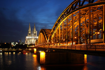 Fototapeta premium der Rhein am Abend in Köln