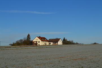 Außerhalb der Stadt. Raureif auf den Felder.