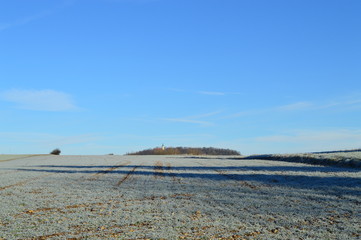 Außerhalb der Stadt. Raureif auf den Felder.