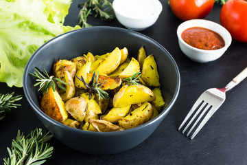 Spicy baked potatoes with sauce.