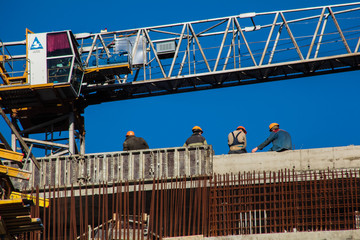 18.02.2019. минск. строительство здания на месте музея великой отечественной войны. крыша, рабочие, строители, строитель, кран.  фото виталия гиля