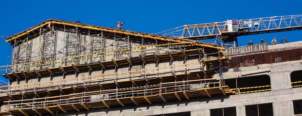 18.02.2019. минск. строительство здания на месте музея великой отечественной войны. крыша, рабочие, строители, строитель, кран.  фото виталия гиля