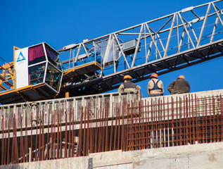 18.02.2019. минск. строительство здания на месте музея великой отечественной войны. крыша, рабочие, строители, строитель, кран.  фото виталия гиля