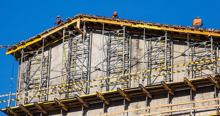 18.02.2019. минск. строительство здания на месте музея великой отечественной войны. крыша, рабочие, строители, строитель, кран.  фото виталия гиля