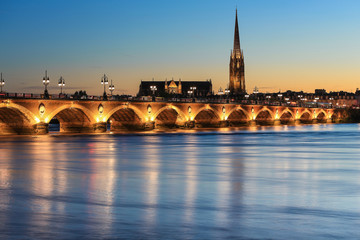 Fototapeta na wymiar Pont de Pierre stone bridge on the river garonne in Bordeaux