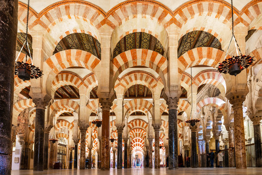 Int&eacute;rieur de la Mezquita &agrave; Cordoue en Andalousie, Espagne