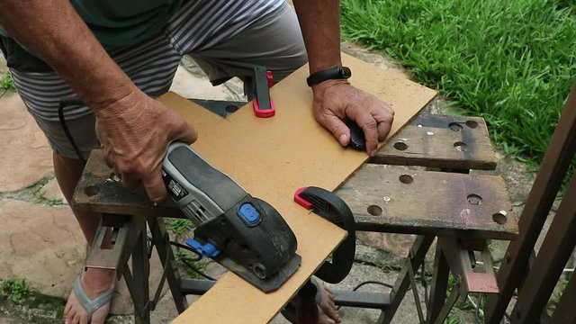 Serra circular manual usada em atividades de lazer, com madeiras e outros materiais.