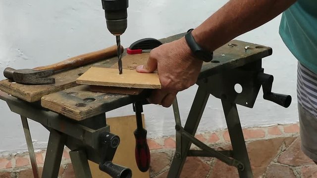 furadeira Manual, fazendo um furo na madeira com uma furadeira manual, hobby