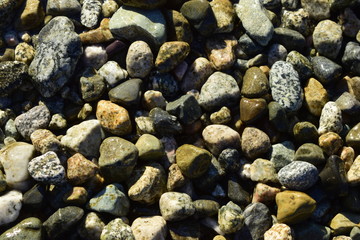 piedras de diversos colores en la costa de un rìo