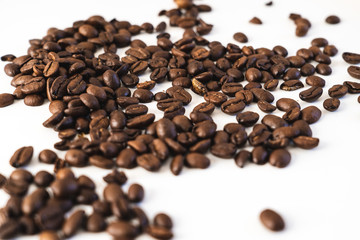 Naklejka premium Pile of coffee beans close-up isolated on white background
