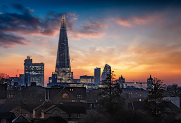 Die beleuchtete Skyline von London, Großbritannien, am Abend nach Sonnenuntergang