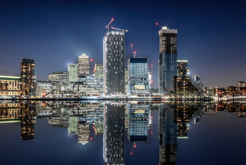 Fototapeta premium Panorama des Finanzbezirks Canary Wharf von London mit den zahreichen Wolkenkratzern am Abend