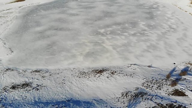 Survol d'un lac glac&eacute;