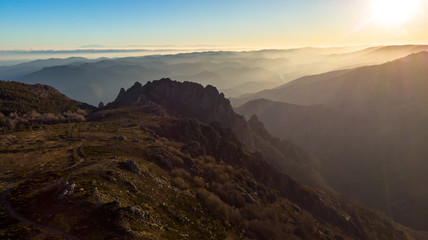 Obraz na płótnie Canvas vue aérienne sur des chaines de montagne au coucher de soleil 